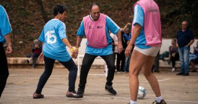 Idosos de Itapevi participam de atividades no Museu do Futebol