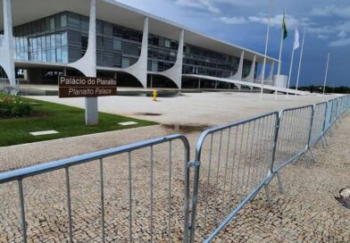 Planalto cercado por grades a dois dias da eleição e Brasília reforça segurança Planalto cercado por grades a dois dias da eleição e Brasília reforça segurança